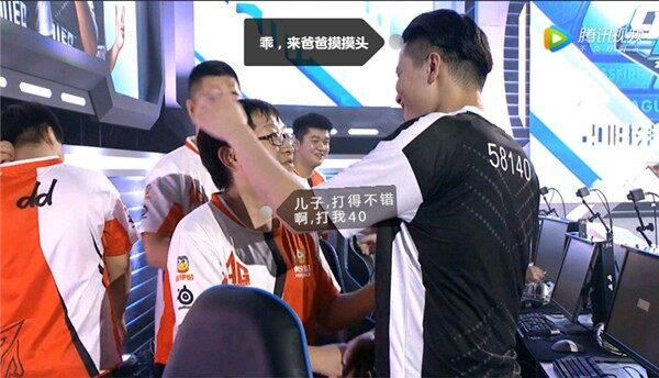 cfpl赛场表情包 蛇头父子上演亲情摸肩杀
